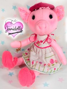 Flora, la cerdita. Con ropa y accesorios.