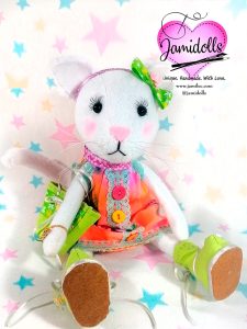 Mía, la gata. Con ropa y accesorios.