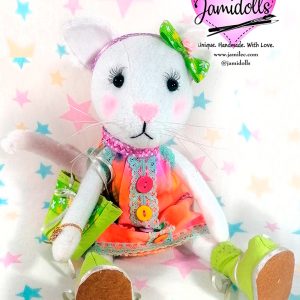 Mía, la gata. Con ropa y accesorios.