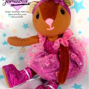 Rita, la cuy. Con ropa y accesorios.