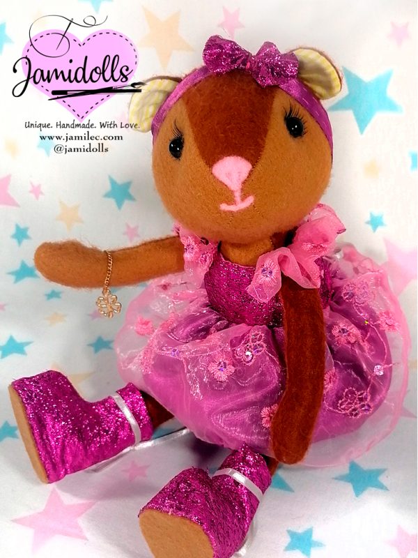 Rita, la cuy. Con ropa y accesorios.