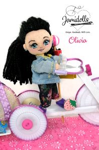 Olivia en su triciclo