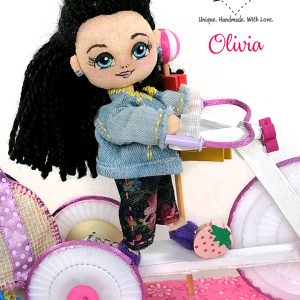 Olivia en su triciclo